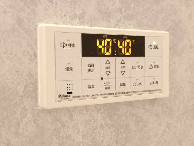 【給湯パネル】　日々の疲れを癒す浴室には、快適なバスタイムのための設備が整っています。
