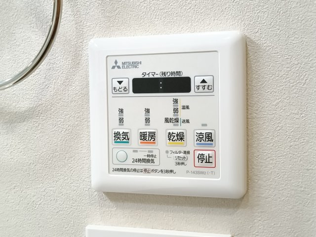 【浴室換気乾燥暖房機】　雨天の洗濯物の乾燥や冬場の暖房、浴室内の換気など、様々な用途に使うことができます。