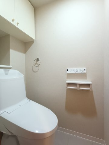 【トイレ】　温水洗浄便座付の環境にやさしく、経済的な節水型トイレです。上部には収納付で、生活用品の買い置きもしやすそうです。