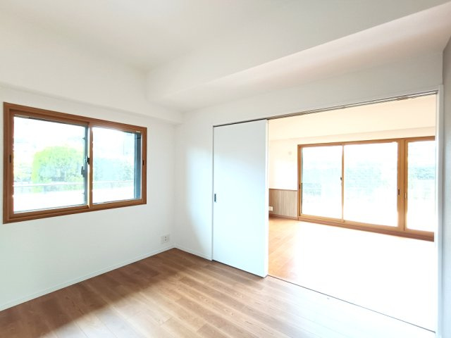 【洋室約6.0帖】　リビング隣接の居室、続き間としての利用やセパレート型、使い勝手良いお部屋です。用途様々です♪バルコニーに面しており、開放感あります♪