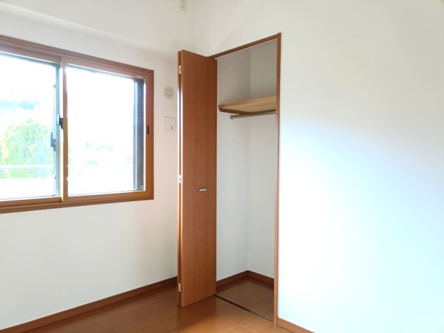 【洋室約5.1帖　収納】　洋室にクローゼットがございますので衣服などスッキリ収納することができます。