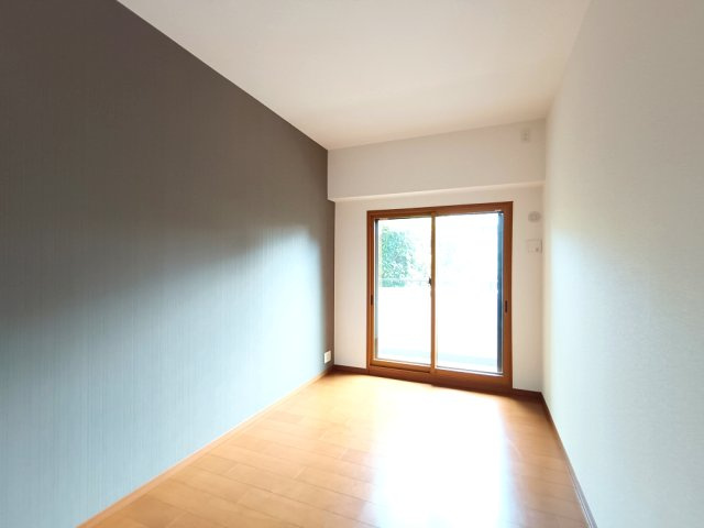 【洋室約6.7帖】　ゆったりサイズの主寝室は、心身を静かに満たすシックな趣き。採光と通風に優れ、衣服等を上手に収納できるWICも備えています。