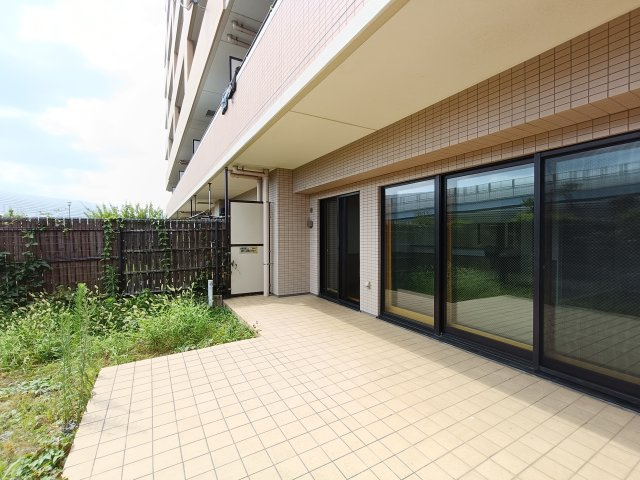 【テラス】　家族の憩いの場になる広々テラス。
