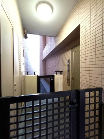【玄関ポーチ】　戸建ての門構えのような印象を与え、プライバシー保護に。