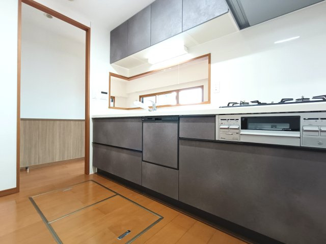 【キッチン】　作業スペースを多くとったキッチン。夫婦や親子そろってキッチンに立っても調理がしやすくゆとりある広さ。食器類もすっきりと片付く収納力が期待できます。