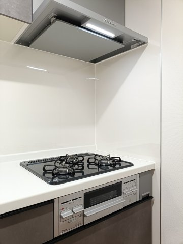 【3口ガスコンロ】　3口コンロ、グリル付きでお料理のレパートリーも増えそうです。