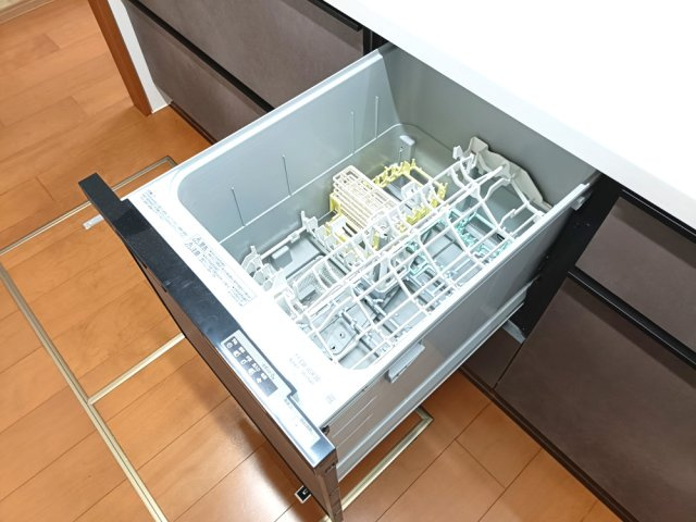 【食器洗浄乾燥機】　食器洗い乾燥機付で食器洗いの日々の煩わしさから解放されます。