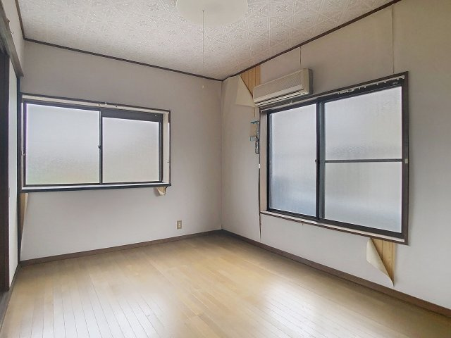 南東側洋室です。　二面採光で日当たり通風良好♪　こちらからバルコニーへ出られます。