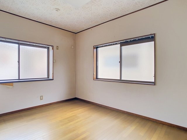 南西側洋室です。　2面採光の明るいお部屋です。