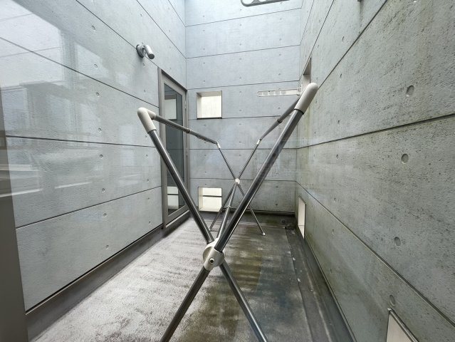 外からの視線を気にしにくいプライベート性の高いバルコニーです。壁に囲まれた設計のため、天候の影響を受けにくく、洗濯物を干すスペースとしても活躍します。使い勝手の良いバルコニーとなっています。