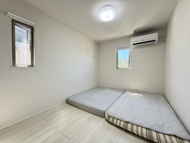 2階の6帖洋室は、2面採光で明るく風通しの良い空間です。1年を通して快適に過ごせます。シンプルな内装はインテリアの自由度が高く、寝室や子ども部屋などライフスタイルに合わせた使い方が可能です。