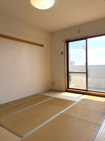 リビングと隣接した使い勝手の良い和室。落ち着いた趣がありながら、お子様の遊び場や客間としても最適です。押入収納も完備され、お部屋をスッキリ保てるのも魅力。9階ならではの開放感と静寂をぜひ現地で。