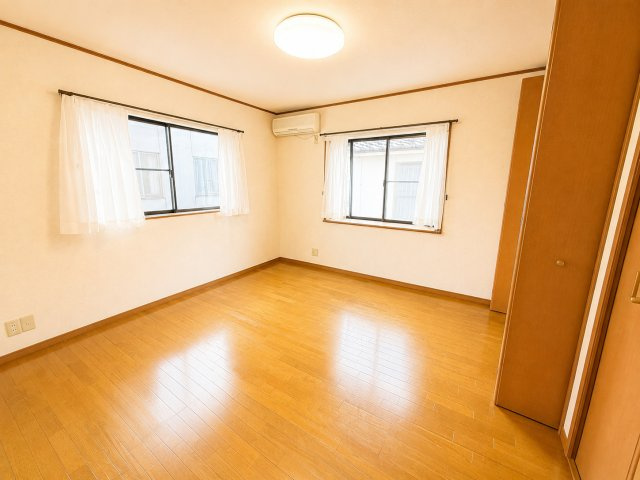 約8帖の広さを確保した主寝室におすすめの洋室です。2面採光により室内は明るく、風通しも良好です。窓から自然光が差し込み、心地よい住空間を演出します。ベッドやデスクを配置してもゆとりがあります。