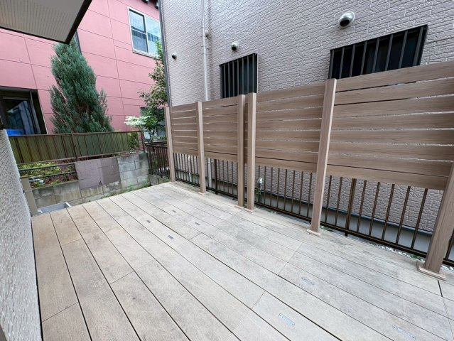 視線が気になりにくく、採光も取りやすい2階リビング。南向きバルコニーで陽当り良好です！1階浴室とは別に、2階にシャワールームがあります！2026年7月リフォーム完了予定です！