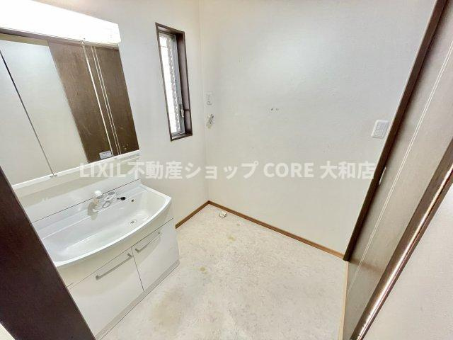 3面鏡で髪のセットやお化粧もストレスなくこなせ、朝から気分良く通勤通学に向かえそうですね！