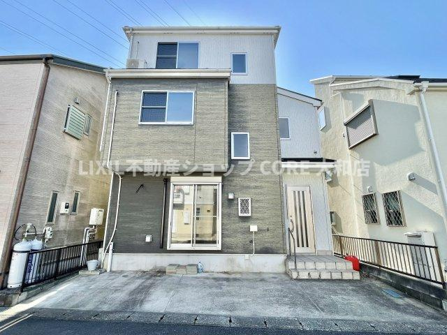 小学校・中学校が近く、子育て環境良好な立地。小さなお子様がいる方には、安心な立地になっております。