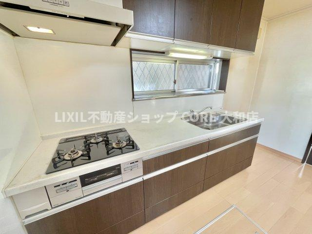 三口コンロで、お料理の効率もアップ！使い勝手の良さを考えました。お洒落なシステムキッチンです。