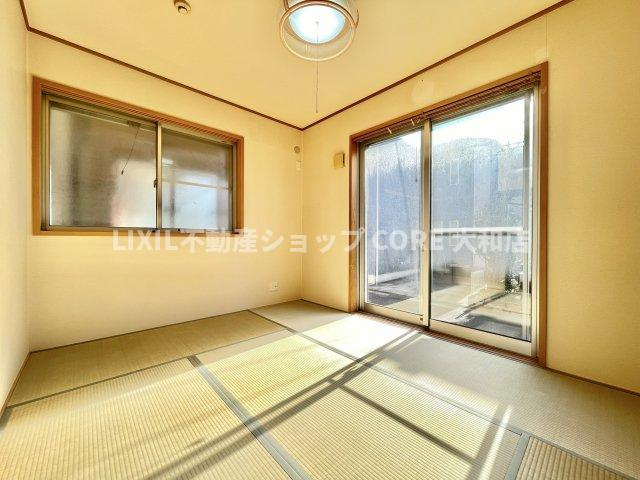 リビングの隣には和室を完備、客間や奥様の休憩場所としても活躍すること間違いなしですね。