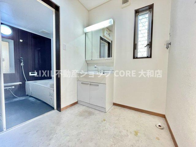 ゆとりの洗面スペースで朝の身支度も快適スムーズに。鏡の裏にはたっぷりと収納スペースを標準装備！