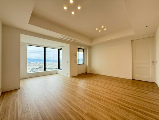 【リビングダイニング】約17.4帖の広々としたLD！お部屋全体がとても明るく、暖かみある空間です☆
