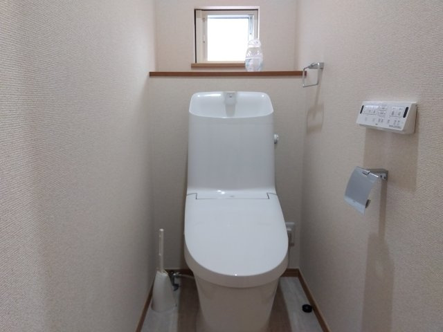 2階トイレにも窓があります！