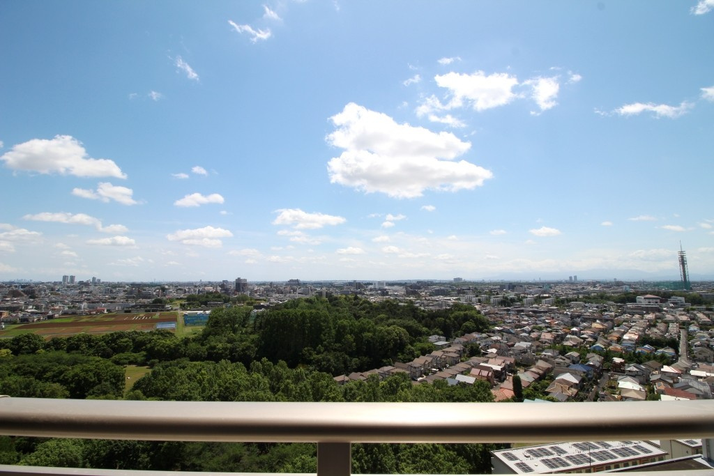 バルコニーからの展望。19階部分につき視界を遮るものがなく眺望良好です。