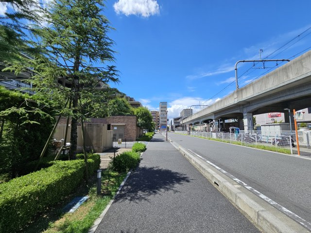 駅に向かう前面道路は、車両の通行も少なく広めの歩道が続くため小さなお子さまも安心して歩けます。