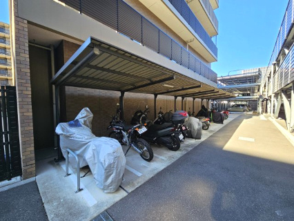 全15台分のバイク置場は、屋根付きで大事な愛車を守ります。