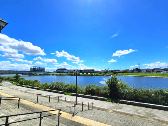 敷地内からそのまま降りていける水辺は、駅近でありながら自然を享受できるこの上ない住環境と言えます。