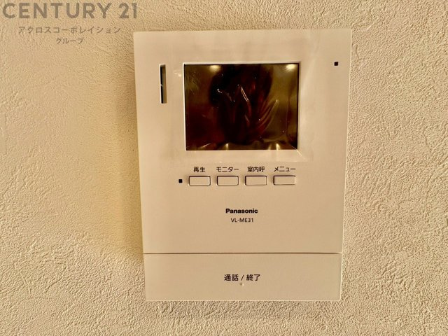訪問者が来たときにテレビ画面で確認できるため、安心してドアを開けられます。録画機能があるものもあり、留守中に来訪者を記録しておくことができます。利便性が高く、セキュリティ面でも安心です。