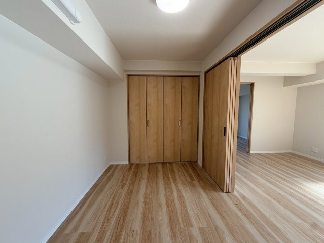 寝室…リラックスできるプライベート空間で、快適な睡眠をサポート。個人の好みに合わせたインテリアや寝具で心地良さを追求。プライベートな時間を過ごし、リフレッシュする場所におすすめです。