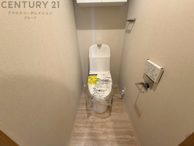 温水洗浄便座付トイレは温水洗浄機能により、暖かい水でおしりを洗浄することができ、冷たい水を使う従来の便座に比べ、温水洗浄機能で暖かいトイレを提供し、快適な使用を可能にします。