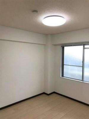 玄関入って右側の洋室6帖　こちらも昼間は意外なほど明るいです