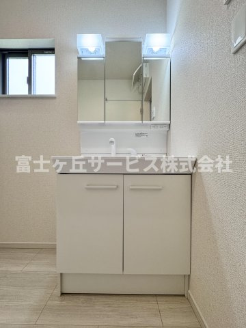 朝の身支度に便利な独立洗面台です