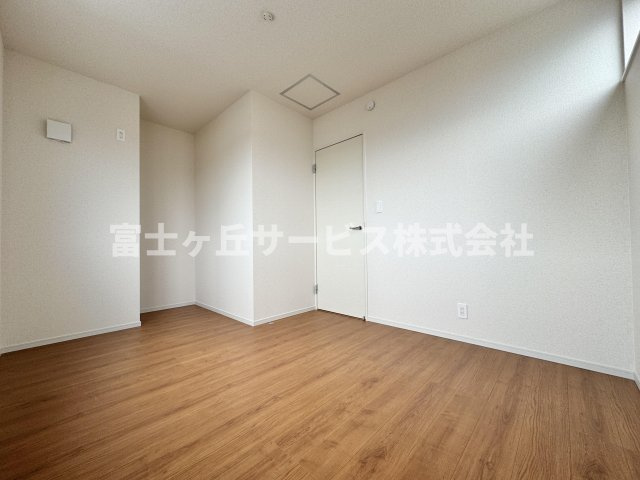 バルコニーに面した洋室です