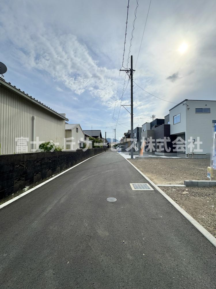 前面道路含む現地写真です