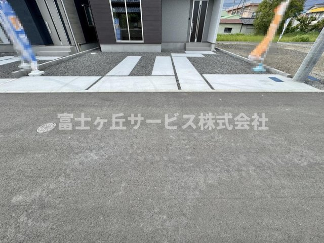 車種により3台駐車可能です