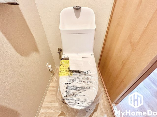明るく清潔感溢れるトイレです。