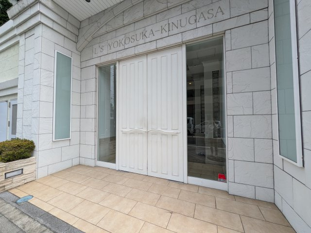 白い両開きドアがお洒落なエントランスホールです！
