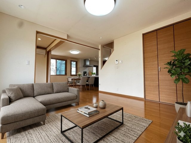 足元からポカポカと暖かい床暖房付きの広々リビング。冬でも快適で、自然と家族が集まるあたたかい空間です。広さがあるため、ダイニングとくつろぎのスペースをしっかり分けて、ゆったりとお使いいただけます。