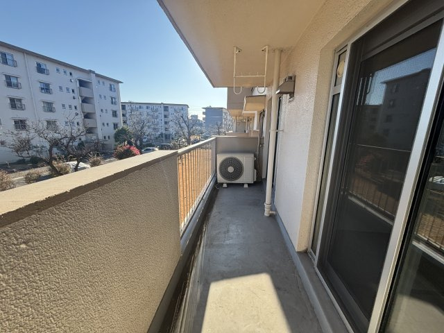 南東向きのバルコニーです