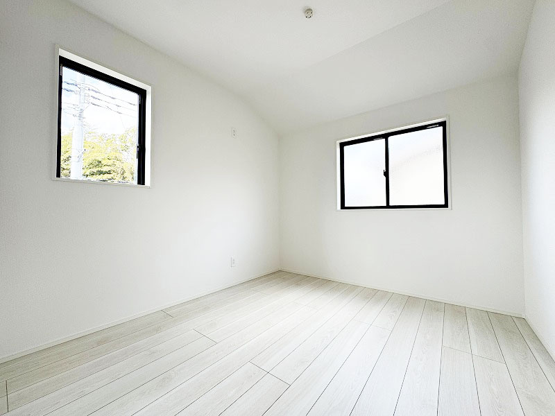 北側洋室5.25帖。　全室二面採光の明るい住まいです。