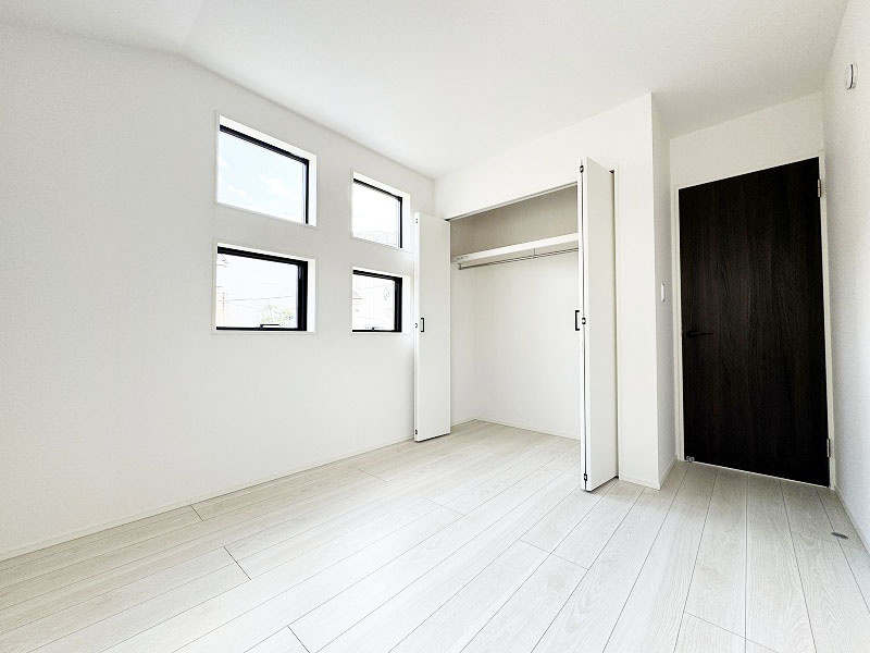 南側洋室5.25帖。　全居室収納付きでお部屋がすっきりと片付きます。