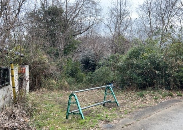土地の形が極端に長細かったり、狭小地、あるいは道路との高低差がある傾斜地だった場合、後々売ろうとしても買い手がつかない場合もあります。後々、売却することになった時に価値の下がらない土地を選びましょう。