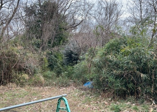土地の面積＝住宅面積ではありません。建ぺい率の問題などで、土地のある場所によって住宅を建てられる面積は限られています。高さもしかり、「土地」という言葉の中には、建築条件も含まれると考えておきましょう。