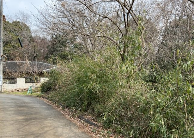 現地に行くなら、物件の周囲の地形がどうなっているかを見ることも大切です。周辺より低くなっている土地では、大雨などで水が集まりやすいため、地盤が弱くなっているということも考えられるため、注意が必要です。