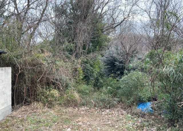 土地購入を検討されている場合、境界杭がない状態で購入してしまうと境界確定測量をする必要があり、費用がかかります。購入の前に、売主、隣土地所有者立ち合いのもと境界を確定し境界杭を設置するのがベストです。