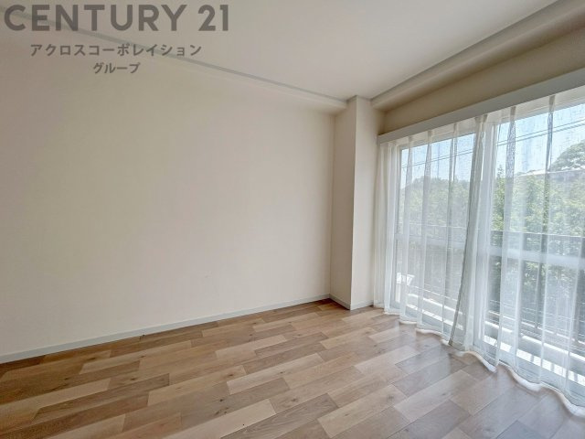 明るい色合いのフローリングとクロスを使用した洋室は家具やインテリアとも調和しやすく空間が広く感じられ開放感を生み出します。自然光を効果的に反射し、室内を明るく保つため、日中の照明使用を抑えられます。　