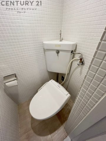 温水洗浄便座付トイレは温水洗浄機能により、暖かい水でおしりを洗浄することができ、冷たい水を使う従来の便座に比べ、温水洗浄機能で暖かいトイレを提供し、快適な使用を可能にします。　