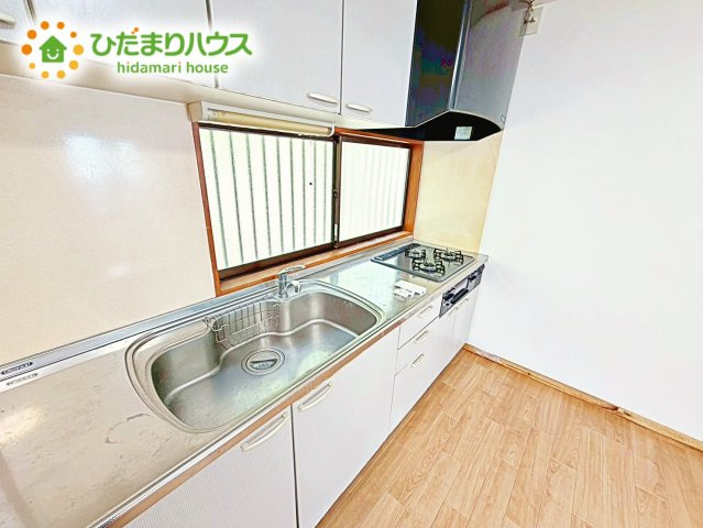 広々として使い勝手のよい明るく開放的なキッチン